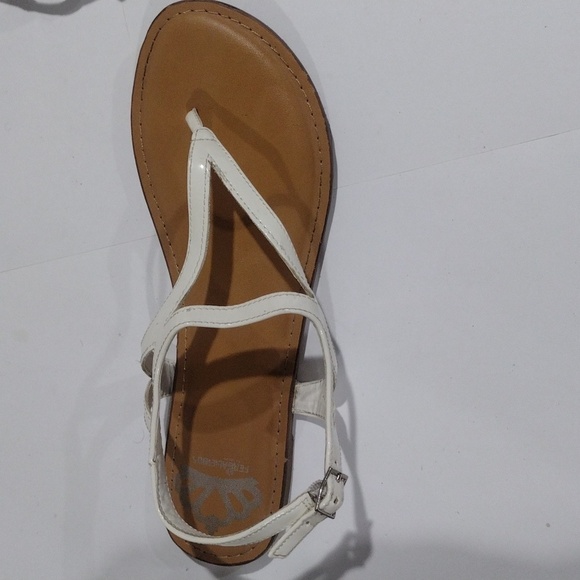 Fergalicious Women’s White Strappy Flat Sandals Size 8 – Minimalist Summer Style - Picture 5 of 9